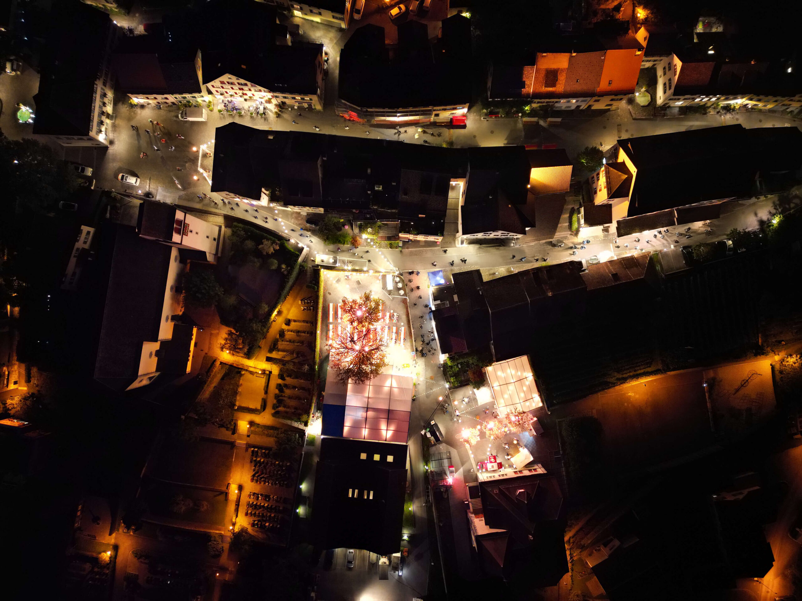 Jazzfestival-Sargans-bei-Nacht-Drohnenaufnahme